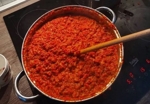 Omjer koji je pun pogodak: Evo kako se pravilno pravi ajvar, na 5kg paprika ide ovoliko sirćeta i ulja