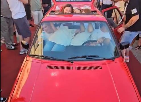 Spektakl u Sanskom Mostu: Čak 20 ljudi stalo u Golf 2 u pokušaju obaranja Ginisovog rekorda (Video)