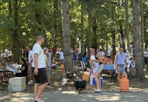 Zlatni kotlić Semberije: Pedeset takmičara u trci za najbolji kotlić (Foto)