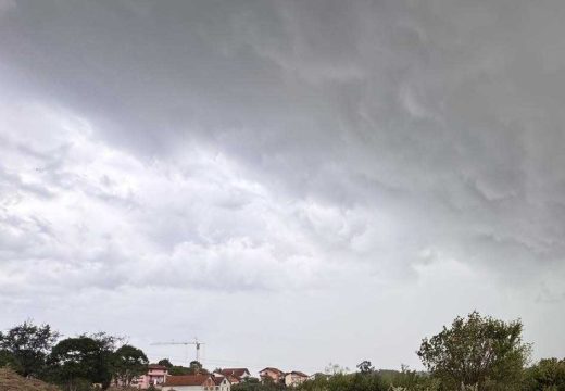 Nebo sve mračnije: U Kozarskoj Dubici padao led, u najavi i pad temperature (Video)