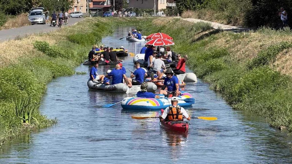 Gumenim čamcima na vesla niz Dašnicu: Organizovana prva “Semberska šajka“ (Foto)