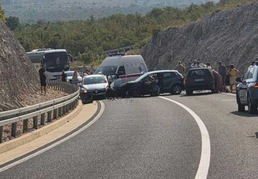BiH: Težak sudar više vozila na putu Stolac – Neum; Nekoliko osoba povrijeđeno