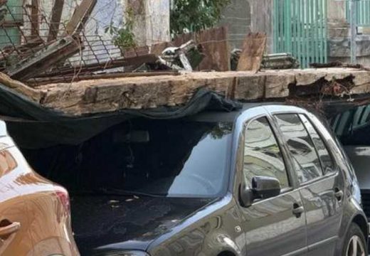 FBiH: Urušila se istorijska građevina u Mostaru; Automobili zatrpani pod ruševinama (Foto)