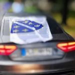 Policija sankcionisala muškarca: Na automobilu istakao zastavu sa ljiljanima