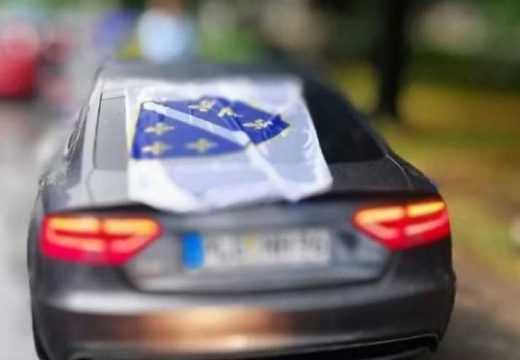 Policija sankcionisala muškarca: Na automobilu istakao zastavu sa ljiljanima