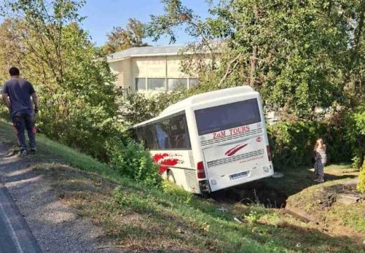 Sletio autobus: Teška nesreća na putu Prnjavor-Klašnice, obustavljen saobraćaj (Video)