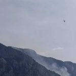 Svetinja nije ugrožena: Helikopter Vojske Crne Gore gasi požar u blizini Ostroga (Video)
