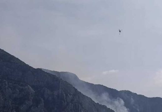 Svetinja nije ugrožena: Helikopter Vojske Crne Gore gasi požar u blizini Ostroga (Video)