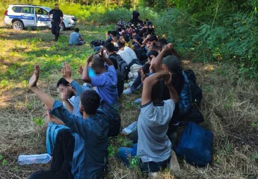 BiH: Granična policija se oglasila o 96 migranata u Gradišci (Foto)