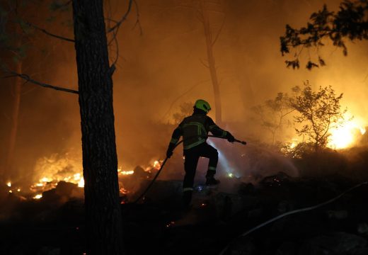 Drama na Braču: Požar stigao nadomak kuća, evakuisano 200 ljudi (Video)