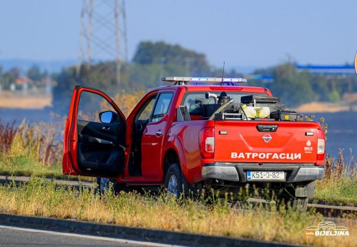 Bijeljina: Požar na pilani, vatru gase tri vatrogasna vozila