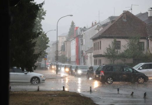 Vozači, oprezno vozite: Kolovozi mokri, povećana opasnost od odrona