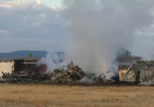 VJ: Požar u pilani kod Bijeljine i dalje aktivan