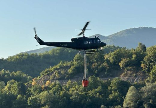 Vatra ne jenjava u više krajeva BiH: Najteže stanje kod Drvara, požare gase helikopteri OS BiH