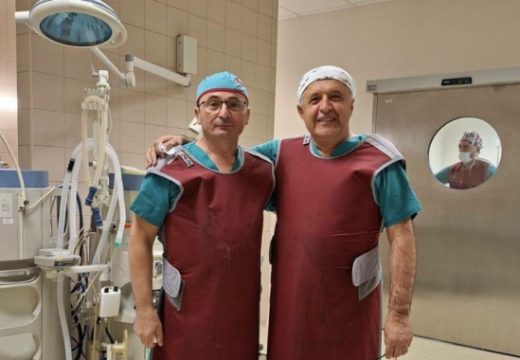 Bijeljinska bolnica sve jača u dječijoj hirurgiji: Prof. dr Dučić i prim. dr Lazić uspješno operisali dva mlada pacijenta