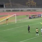 Fudbal: Prečka pala golmanu na glavu (Video)