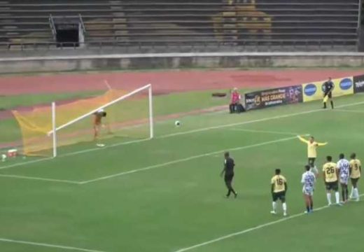 Fudbal: Prečka pala golmanu na glavu (Video)