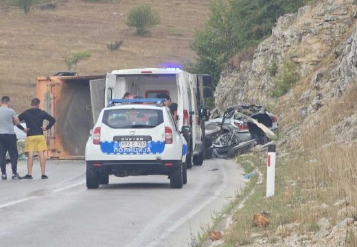 Auto u potpunosti smrskan: Teška nesreća na Manjači, saobraćaj obustavljen