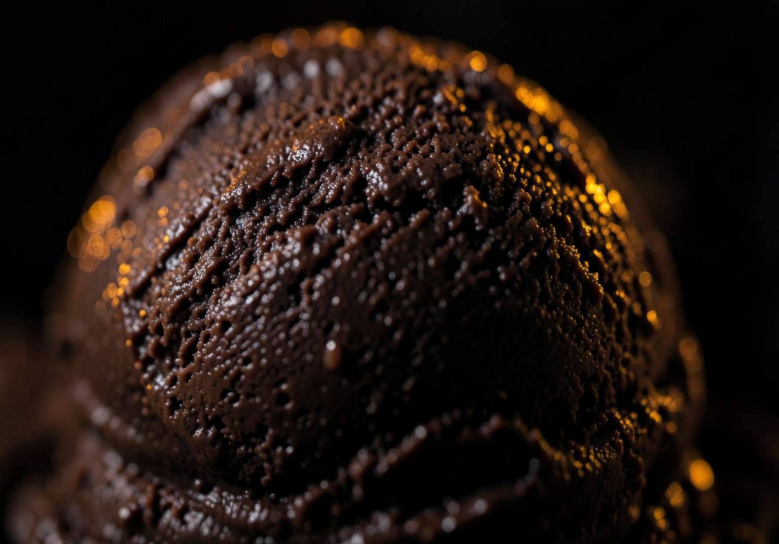 Texture del gelato al cioccolato fondente appena mantecato