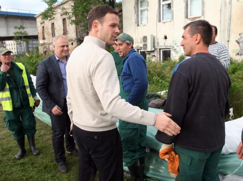 sinisa-mali-i-goran-vesic-na-nasipu-u-brankovoj-ulici-1400351541-498865