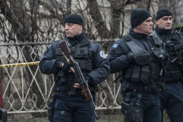 Страховлада без граница: Куртијева полиција привела малолетника из Зубиног потока због натписа на мајици!