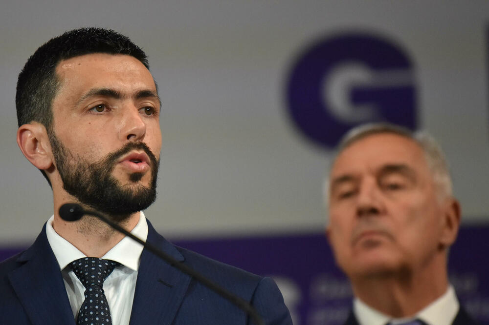 Живковић дијели лекције о поштењу: Црна Гора заслужује зреле људе, а не оне којима су фотеље и привилегије на првом мјесту