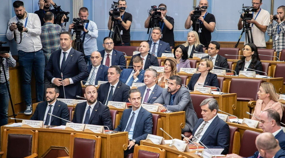 ДПС без власти, али не и без утицаја: Ко и зашто и даље остаје уз њих?
