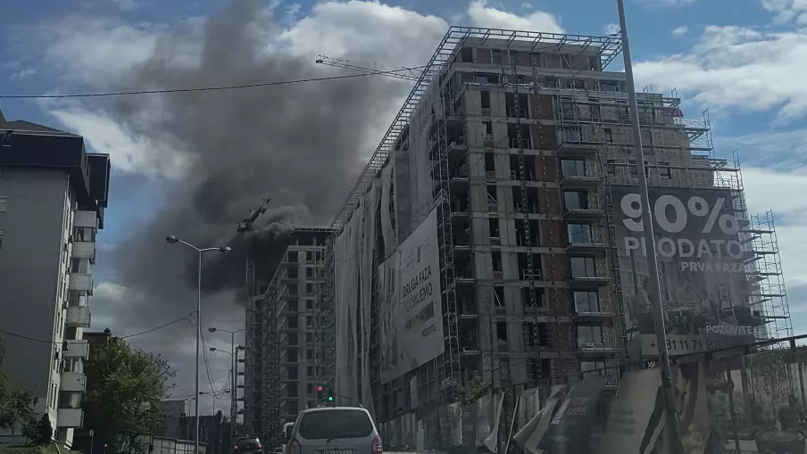 Велики пожар на Чукаричкој падини, више од 20 ватрогасаца на терену