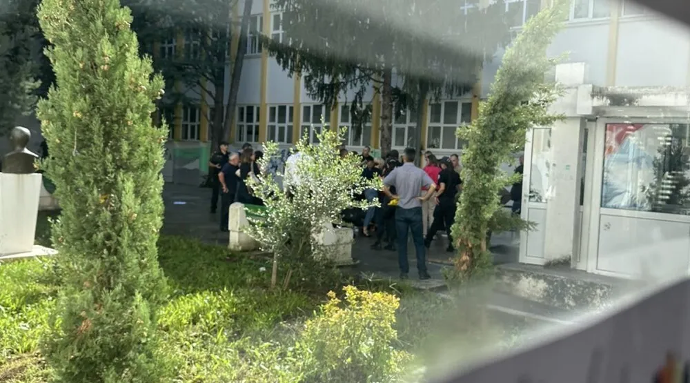 Због дојаве о бомбама евакуисани ученици двије средње школе у Бару