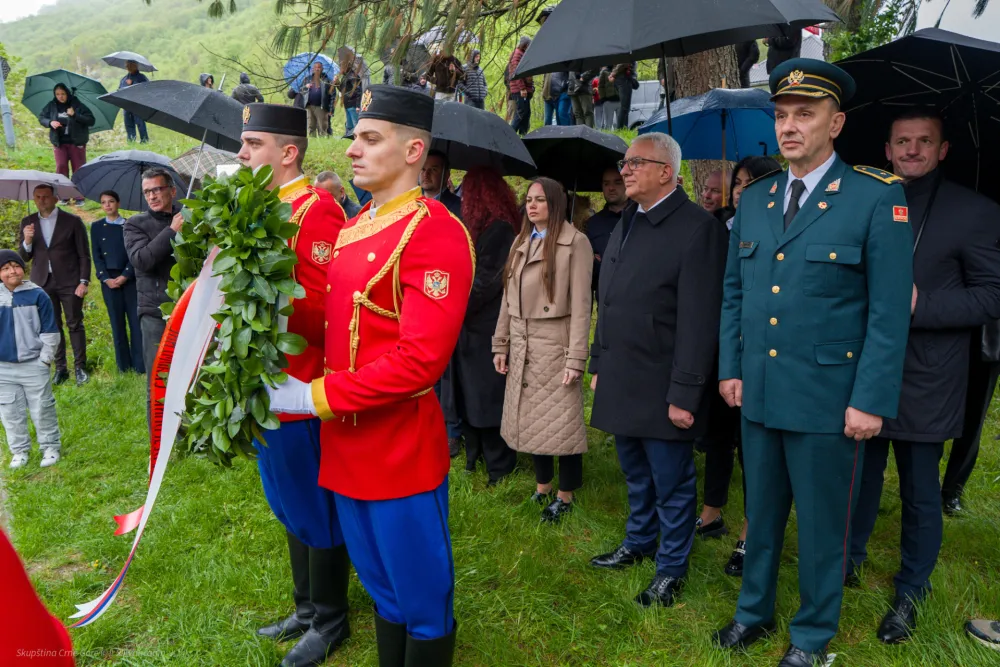 Мандић положио вијенац на споменик жртвама у Мурину