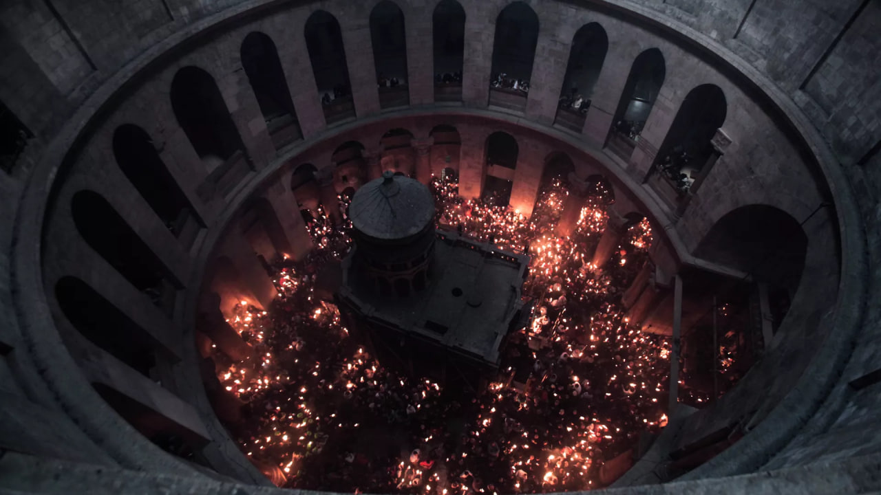 Силазак Благодатног огња у Христов гроб у Јерусалиму