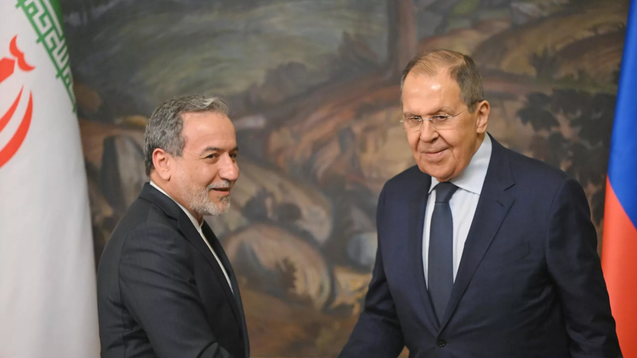 Лавров и Аракчи разговарали телефоном: У центру пажње преговори Ирана са САД у Исламабаду
