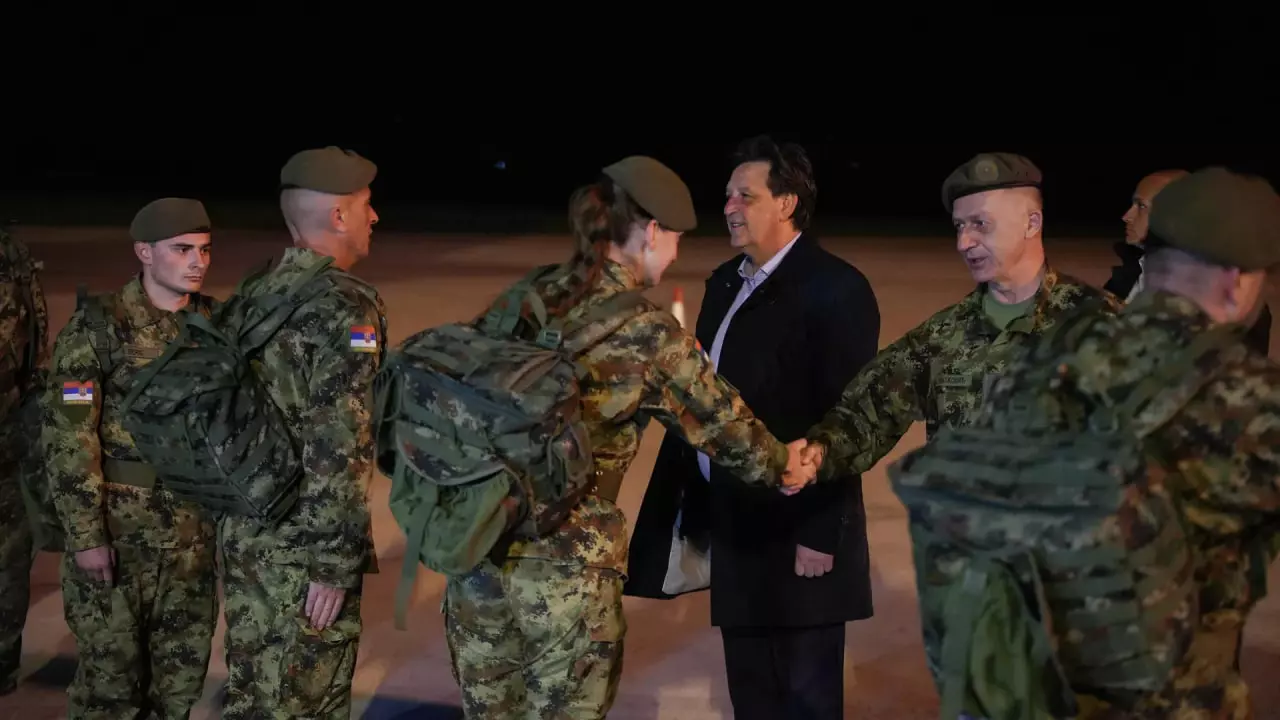 Повратак српских мировњака из Либана, припаднике Војске Србије у Нишу дочекао министар Гашић