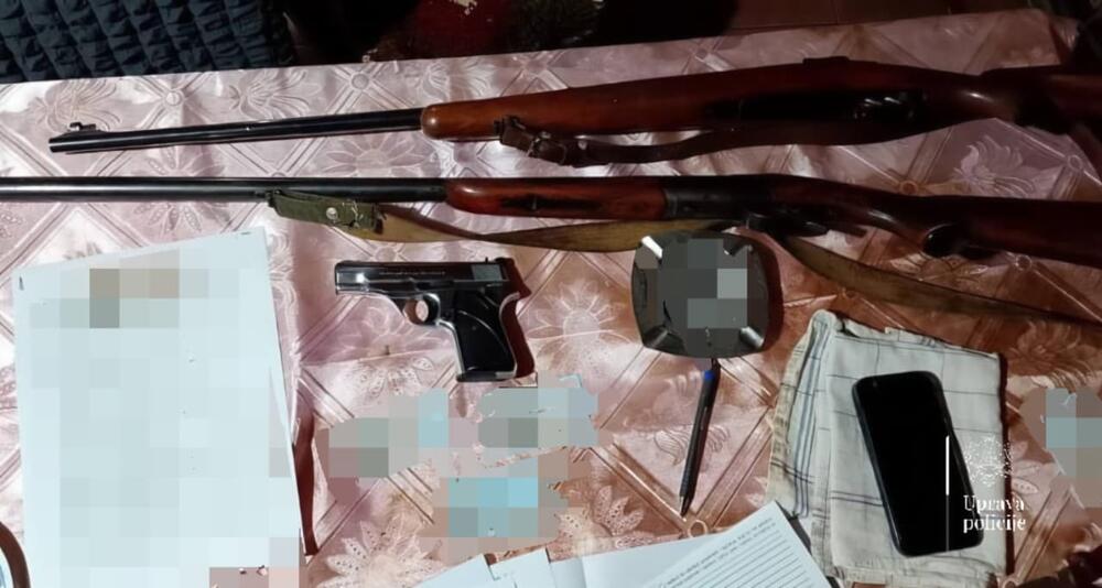 Прeтрeси у Подгорици и на Цeтињу, одузето оружје