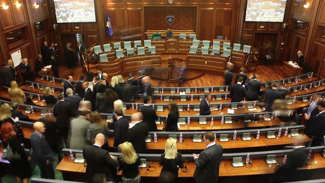 Необична правила у лажној држави: Посланици немају мандат, али имају плате