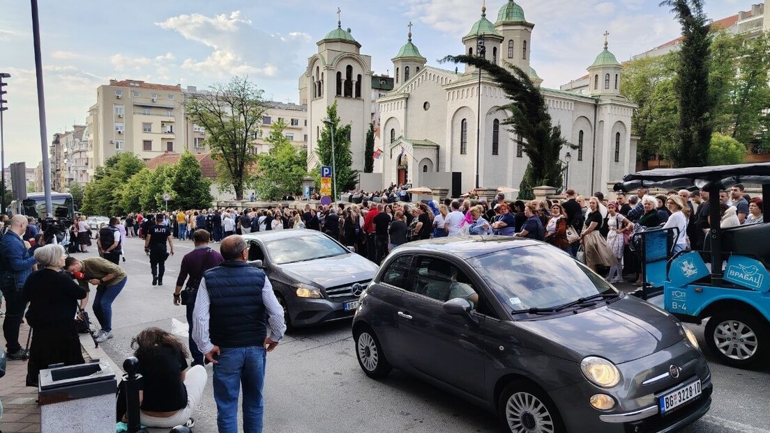 Кренула Спасовданска литија: На челу патријарх Порфирије и појас Пресвете Богородице