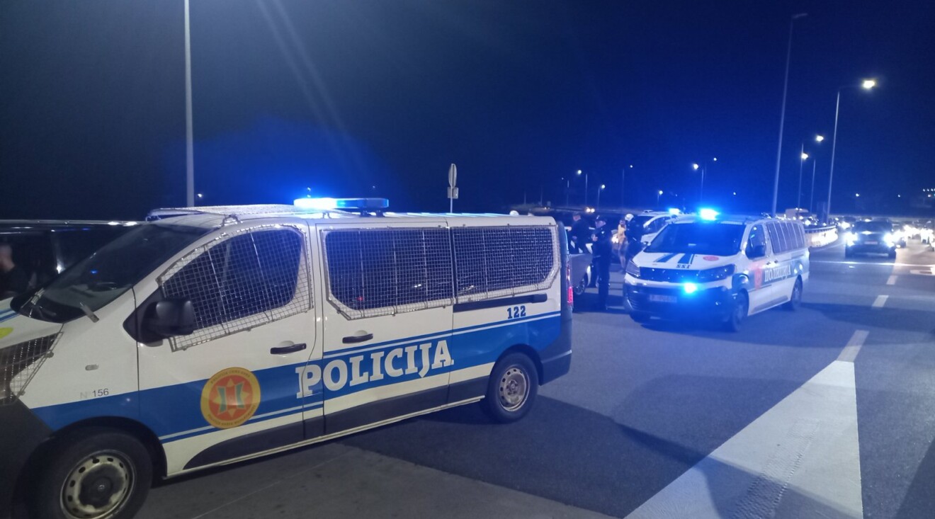 Фото: Варвари враћени за Подгорицу: Полиција одузела палице, нож и друге предмете погодне за напад