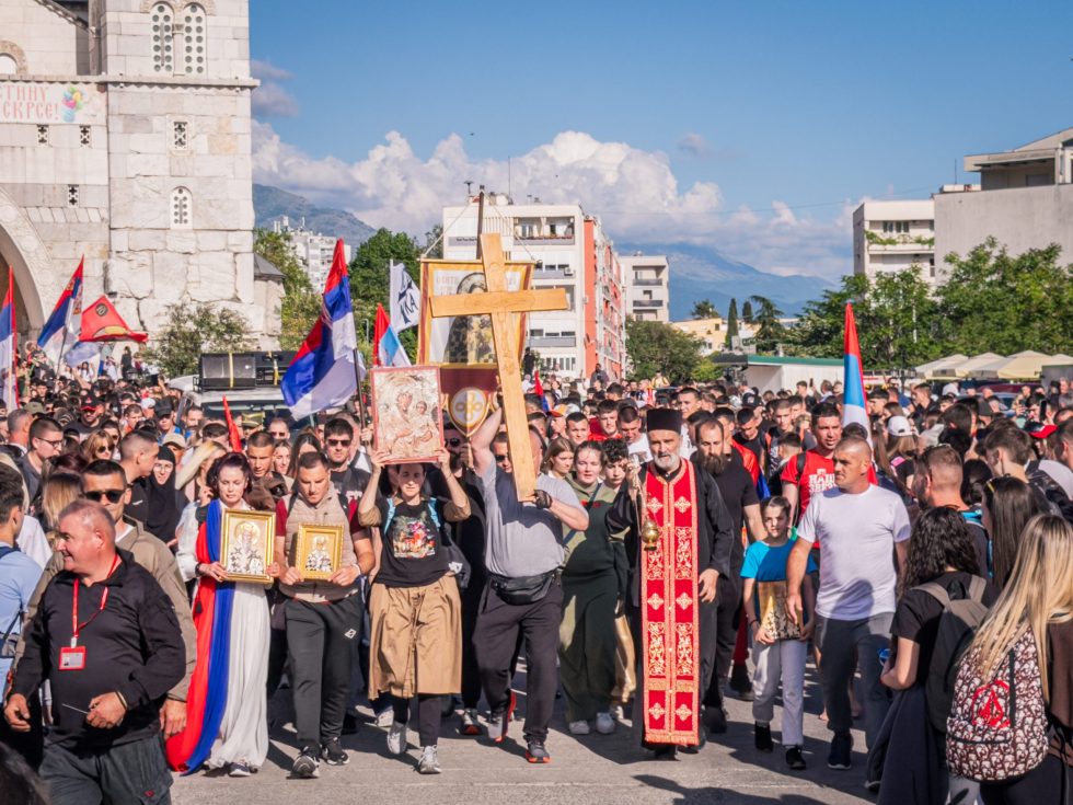 На стотине младих Подгоричана испред Саборног храма: Кренули на традиционално ходочашће до манастира Острог уочи празника Светог Василија