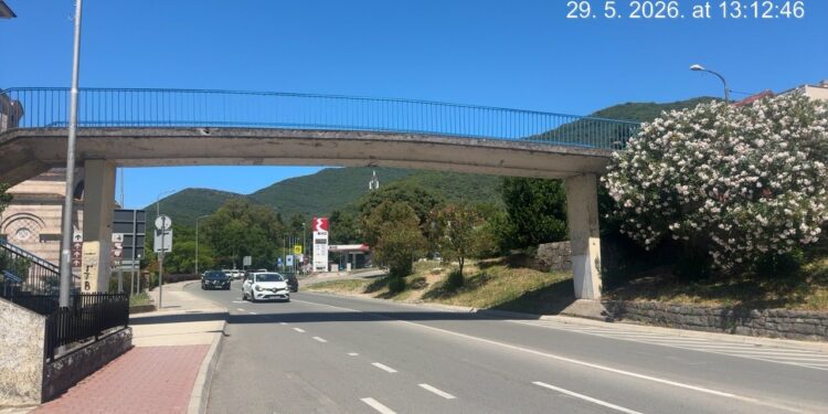 Фотографија транспарента у Тивту је фотомонтажа