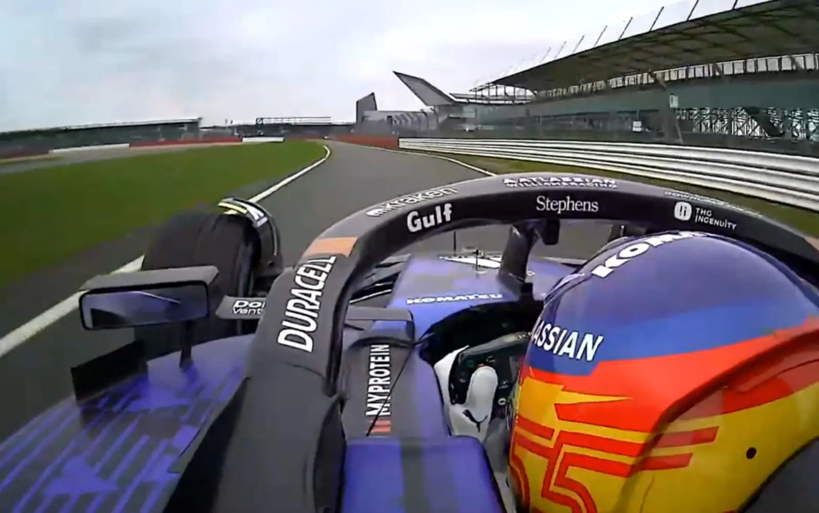 Guarda la Williams FW47: Sainz e Albon in gara emozionante