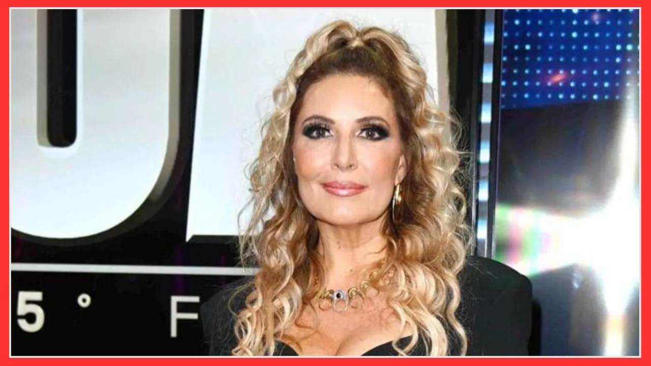 Lucarelli invia un enigma esclusivo a un vip e loda Fedez