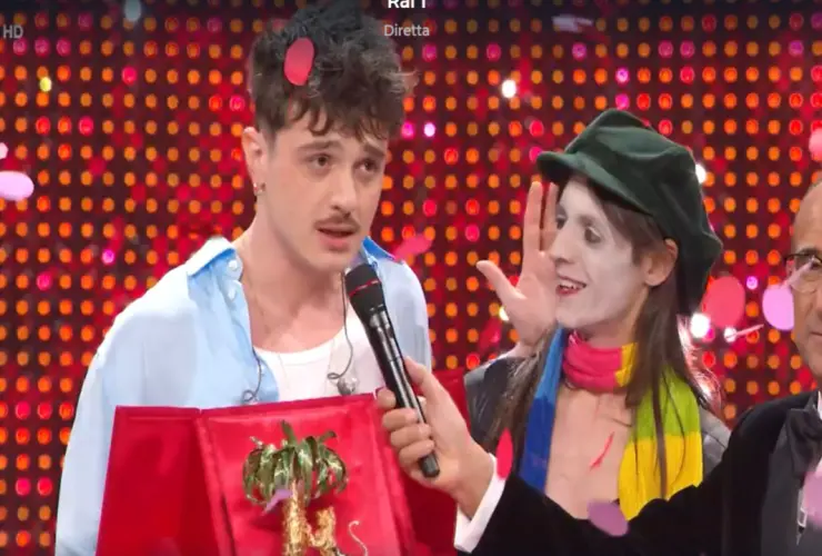 Sanremo finale: Olly conquista all’Ariston con applausi
