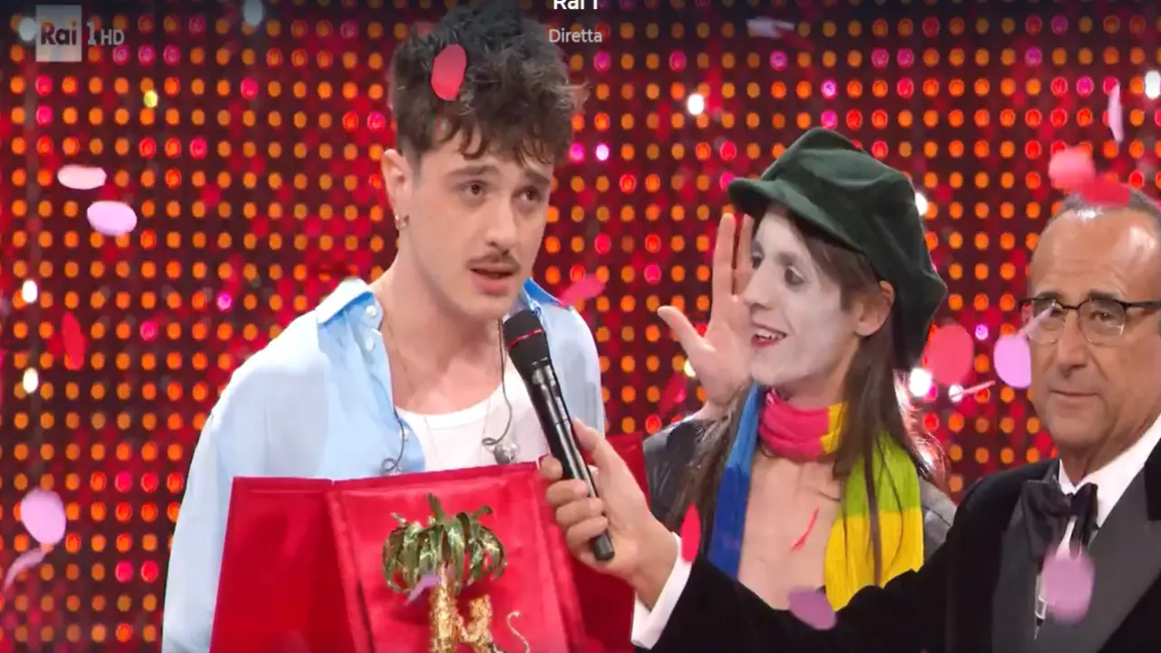 Sanremo finale: Olly conquista all’Ariston con applausi