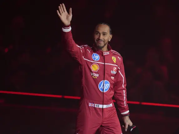 Hamilton in pista all’alba: simulatore e appunti Ferrari