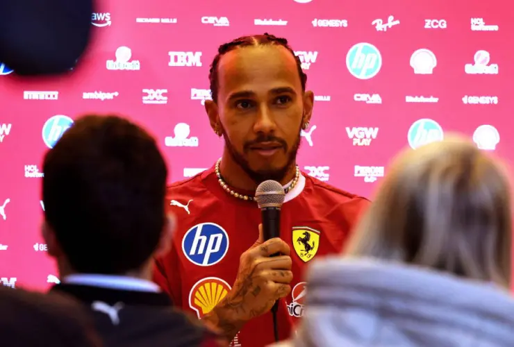 Hamilton eleva la fiducia alla guida della Ferrari SF-25