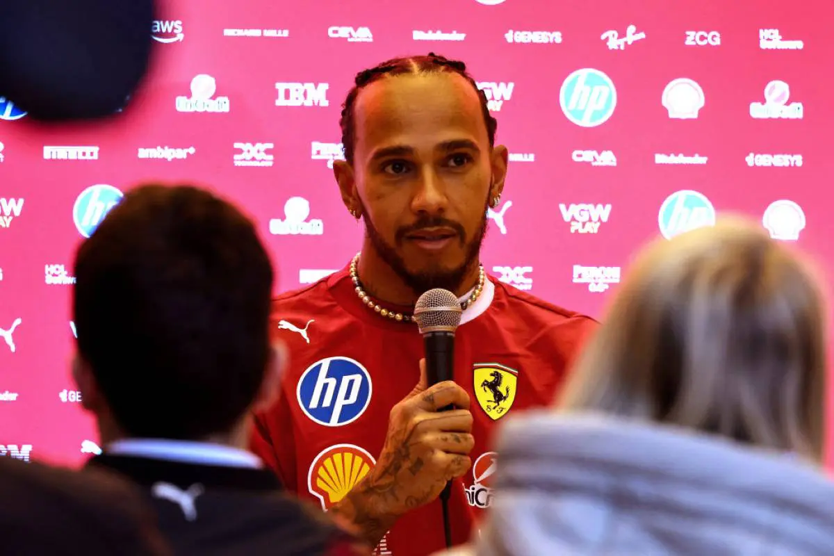 Hamilton eleva la fiducia alla guida della Ferrari SF-25