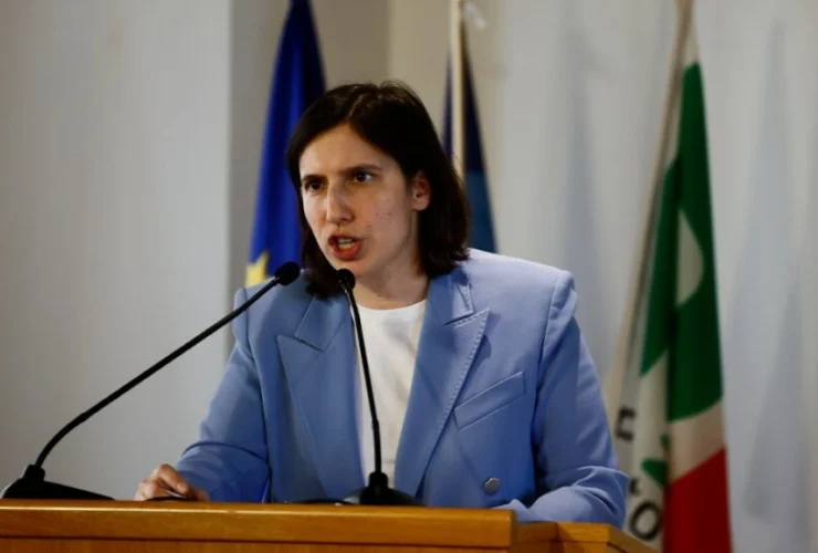 Elly Schlein dice no a Rearm Europe, i Socialisti si schierano favorevoli