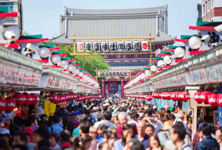 Il restauro delle tegole a Asakusa: ottant’anni di rinnovamento