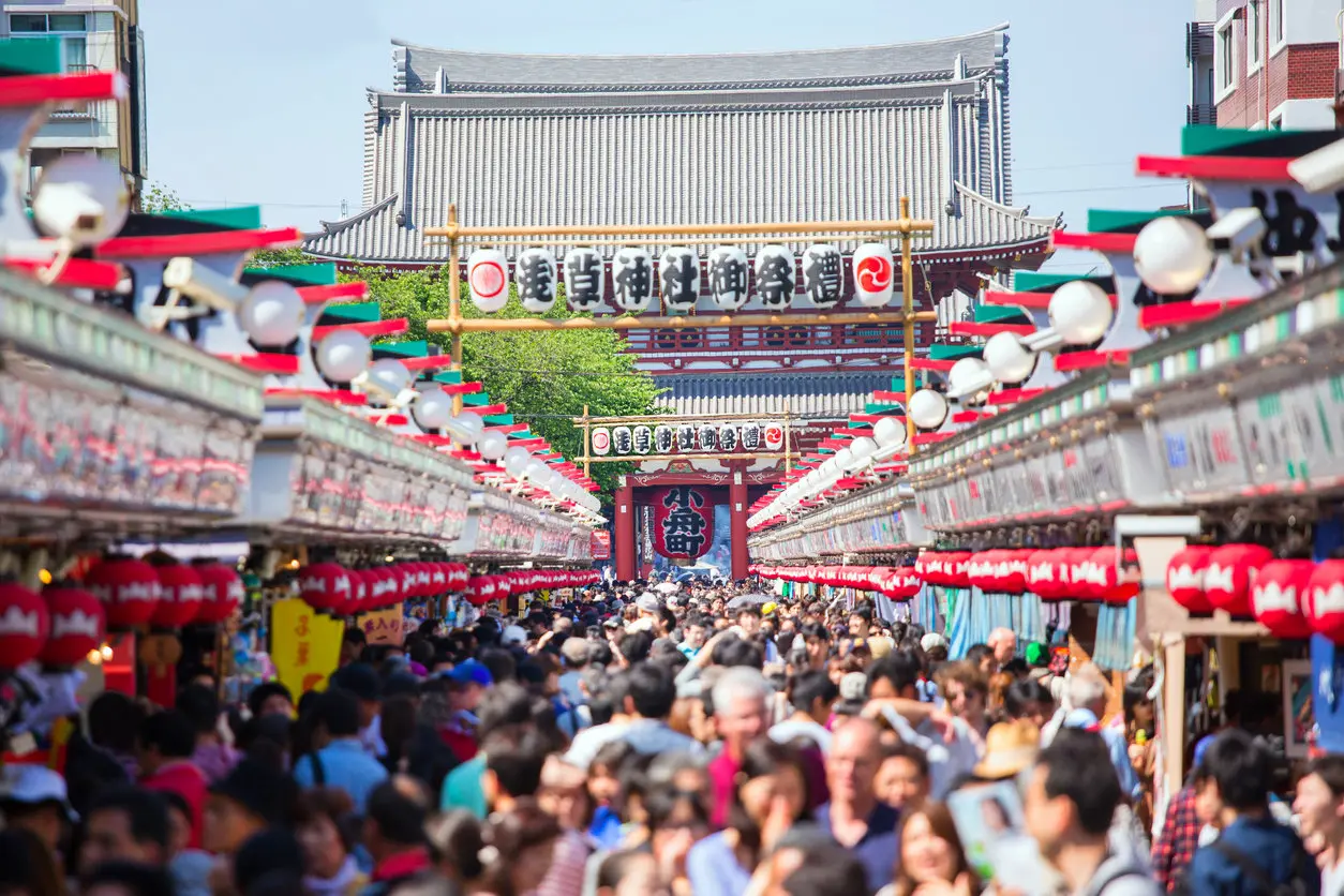 Il restauro delle tegole a Asakusa: ottant’anni di rinnovamento