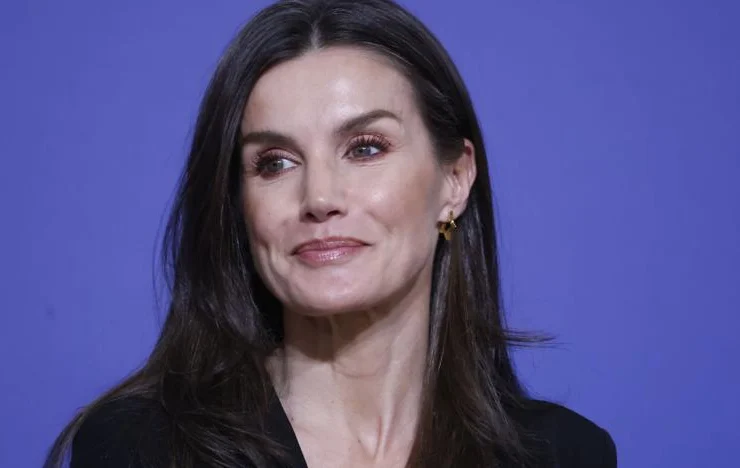 La regina Letizia indossa un elegante outfit al concerto in memoria